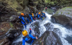Barranquismo en la isla de São Miguel en las Azores: una aventura emocionante