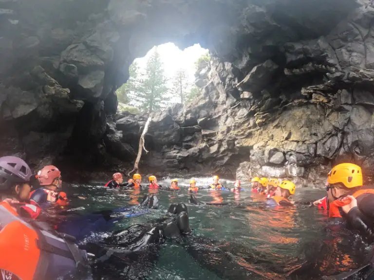Experiencia Coasteering Caloura São Miguel Açores